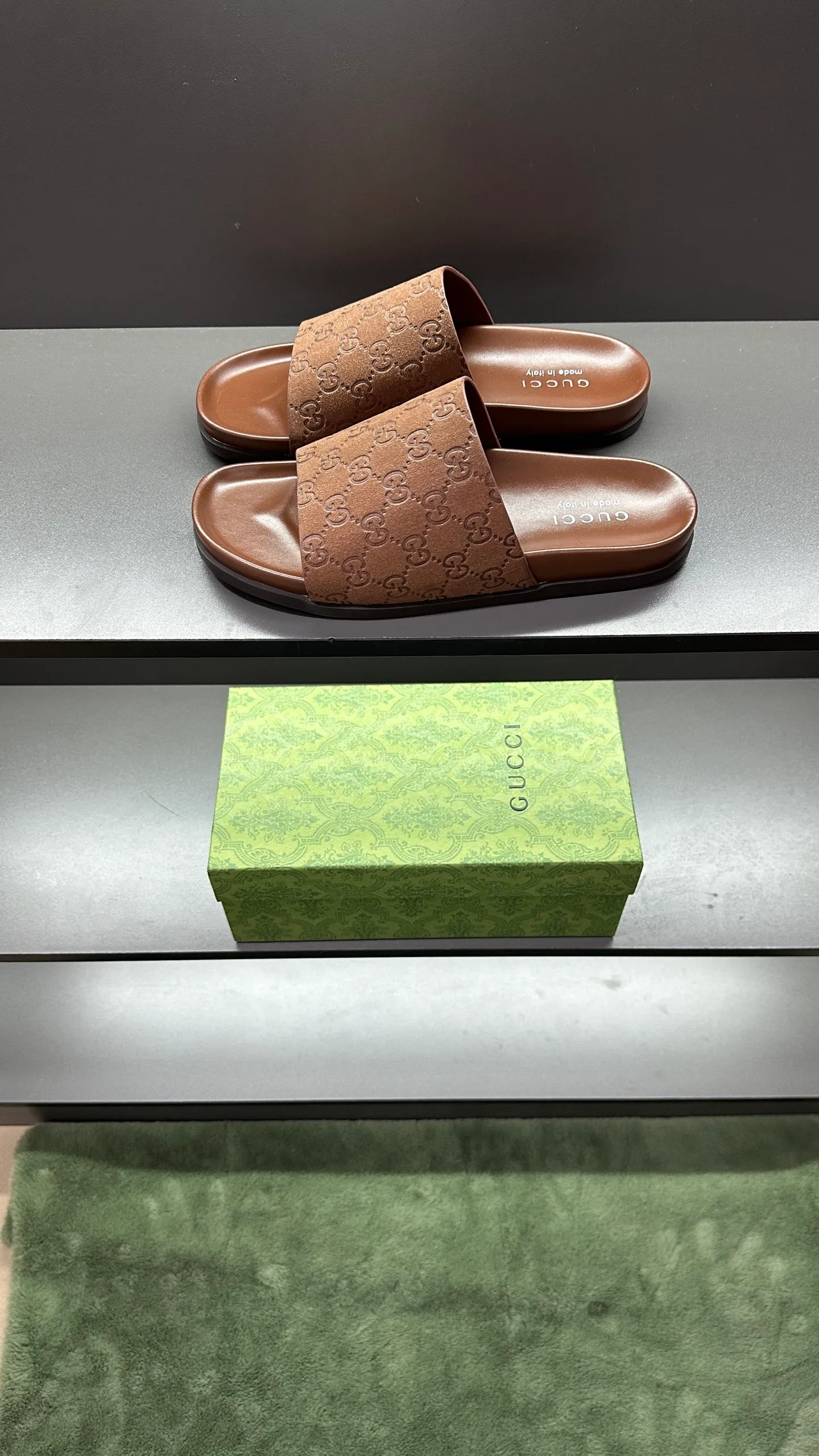 [G Home New Style] P: 300💰Men's size 39~45, (46. Customized) This slipper is made of GG polyester fiber and is decorated with a Gucci label on the front, which adds a striking logo feel to the style. "Gucci Made in Italy" stamped label Rubber sole Flat Made in Italy